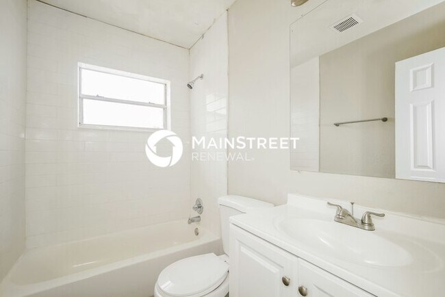 Building Photo - 3 Bedroom Pet-Friendly Home in Orlando, FL with Main Street Renewal