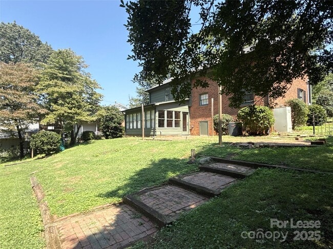 Building Photo - 1127 Queensgate St