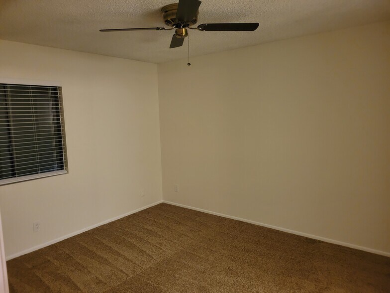 Master bedroom - 27948 Tyler Ln