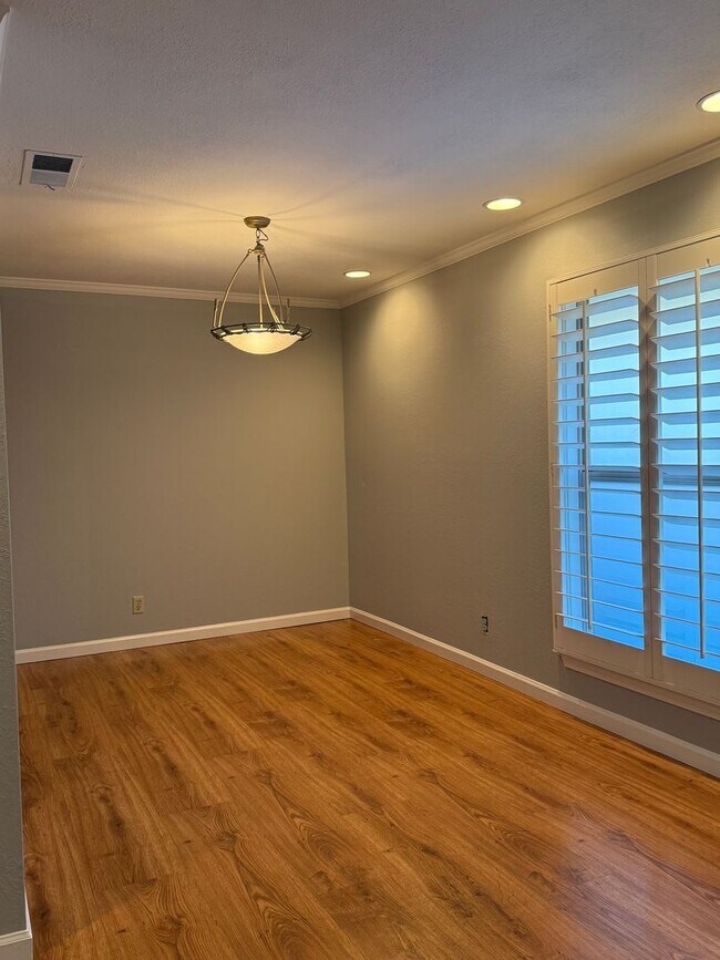 Building Photo - Spacious 2 Bedroom 1 Bath Condo with private patio and storage