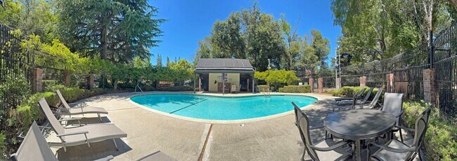 Building Photo - Beautifully Updated 3 Bedroom, 2.5 Bathroom Townhome!