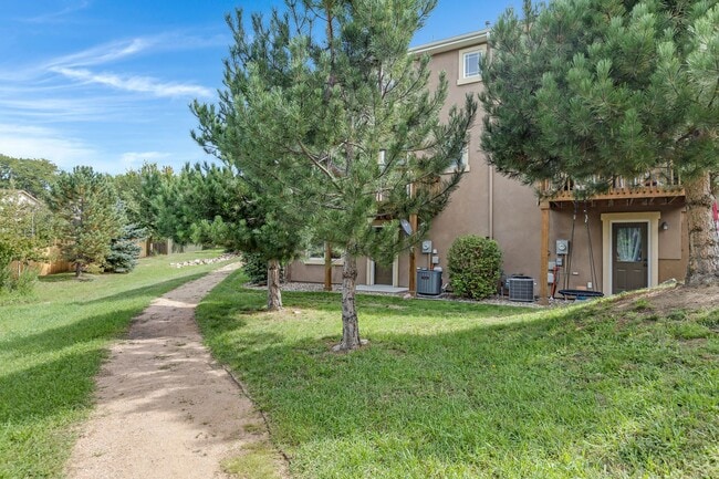 Building Photo - 3 Bedroom townhome NO deposit