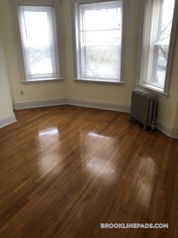 Building Photo - 352 Riverway