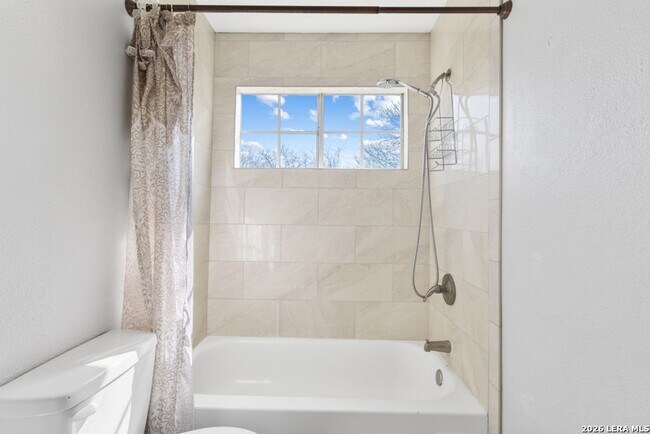 Building Photo - Charming Home Awaits: Spacious & Modern Living in a Prime Location