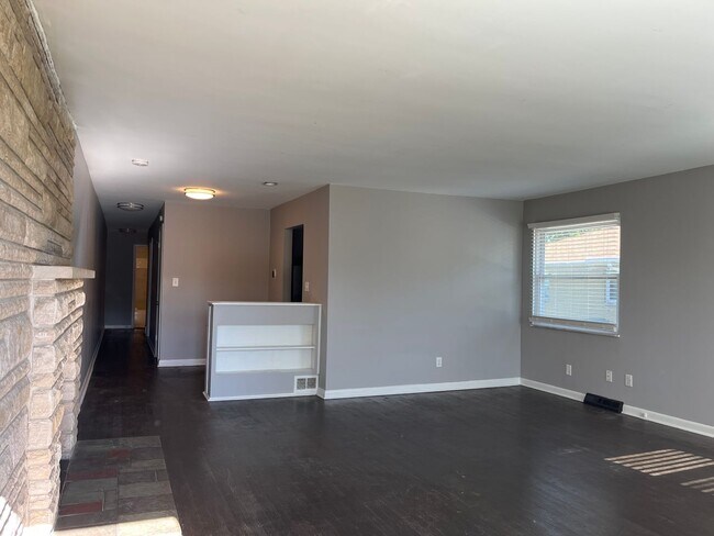 Building Photo - 781-783 S Kellner Rd