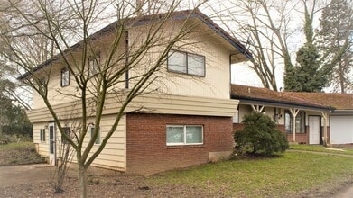 Building Photo - Large 3 Bedroom Split-Level Home With Office!