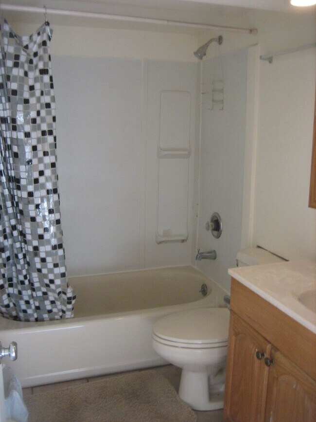 Building Photo - Live in Wallingford and Be Close to Everything!