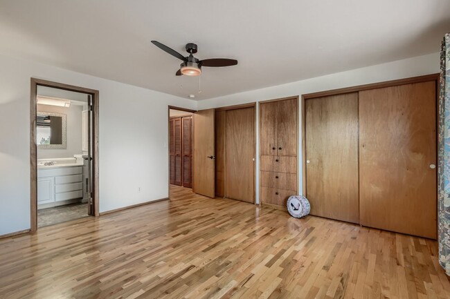 Building Photo - Gracious and Spacious and NO Steps at $3200!