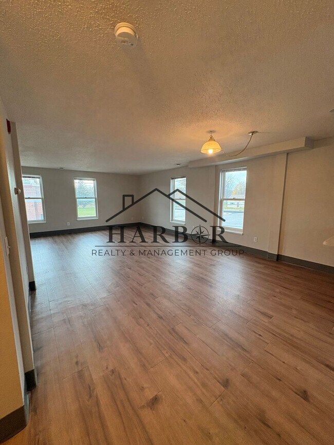 Building Photo - 146 S Broadway Ave