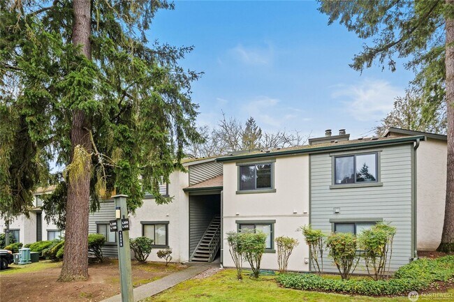 Building Photo - Spacious 2-Bedroom Ground Floor Condo with Private Yard in Kirkland