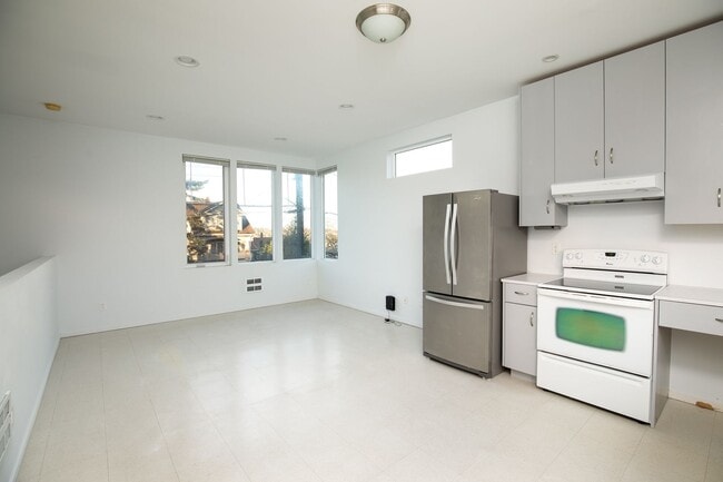 Building Photo - 2 bedroom 1.5.bathroom 1 off street parking