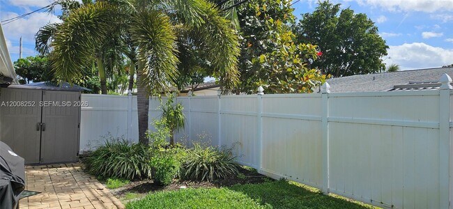 Building Photo - 1740 NE 56th St