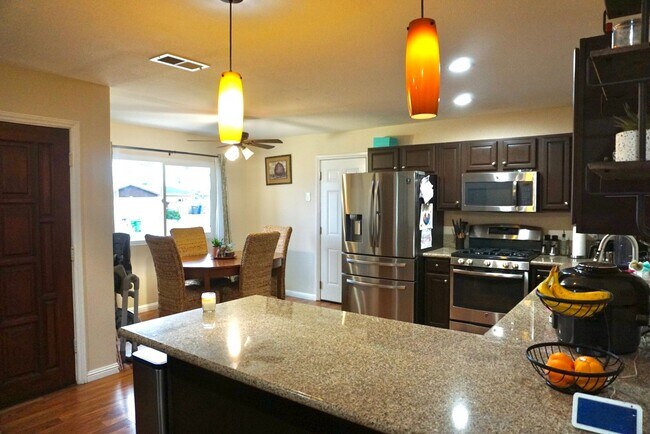 Building Photo - Quaint Four Bed/ Two Bath in Oceanside