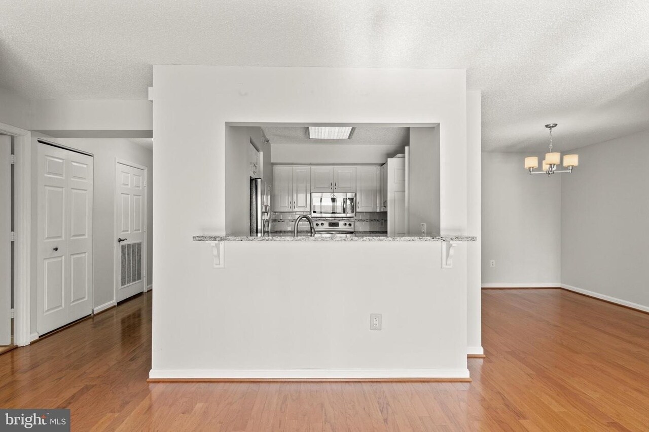 Building Photo - 2121 Jamieson Ave