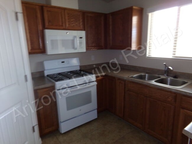 Building Photo - SUPER CLEAN 4 BEDROOM HOME