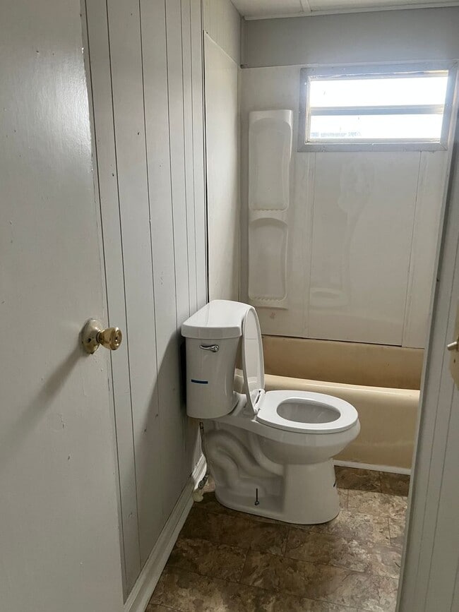 Building Photo - Two Bedroom One Bath Mobile Home
