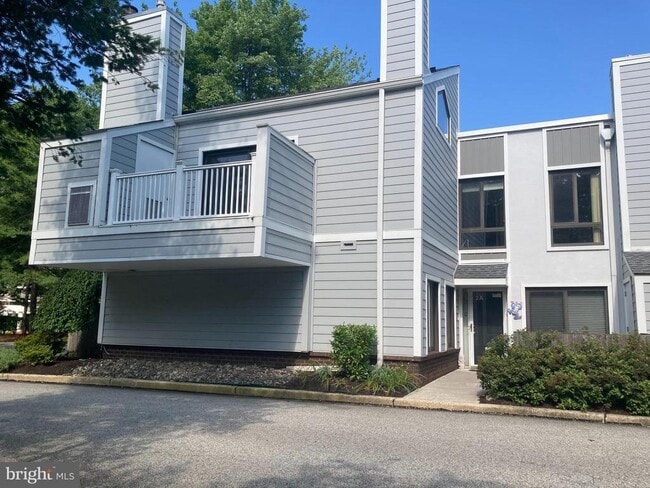 Building Photo - 1700 Oakwood Terrace