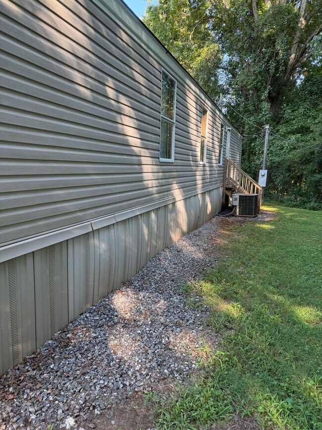 Building Photo - 106 Davis St