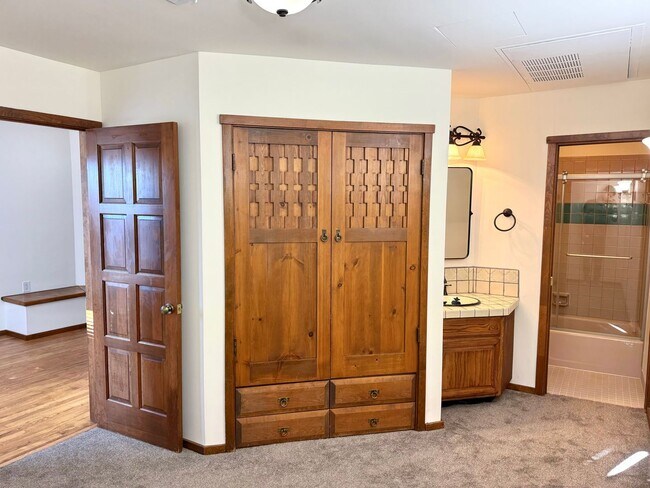 Building Photo - Cozy One-Bedroom in the Heart of Downtown ...