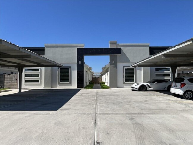 Primary Photo - 16 West Dr