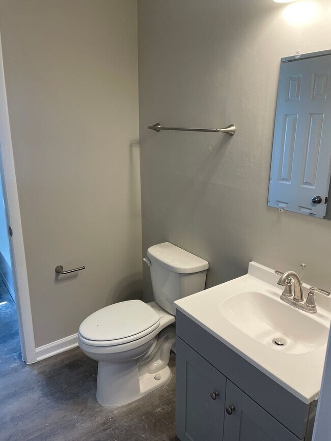 Building Photo - 1008 Claremont Ave NE