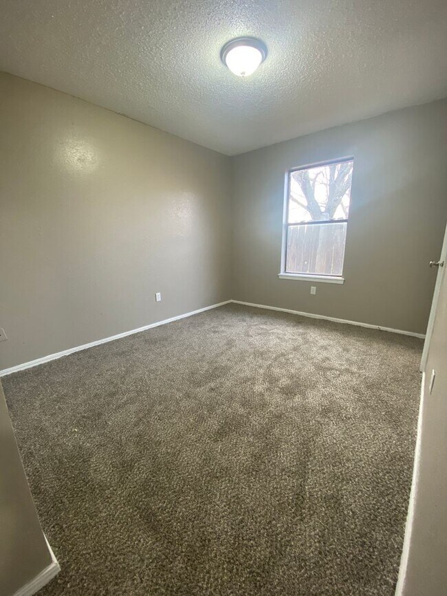 Building Photo - Charming 5 Bedroom House