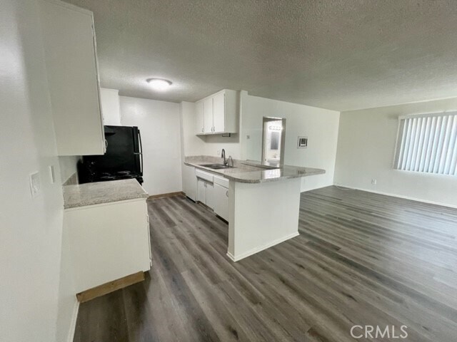 Building Photo - 685 E Vista Chino