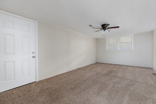 Building Photo - 402 Stella Dr
