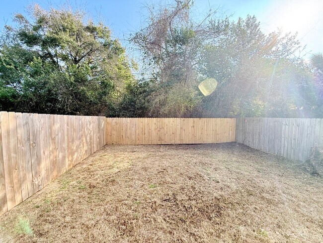 Building Photo - Modern 2-Bedroom Duplex