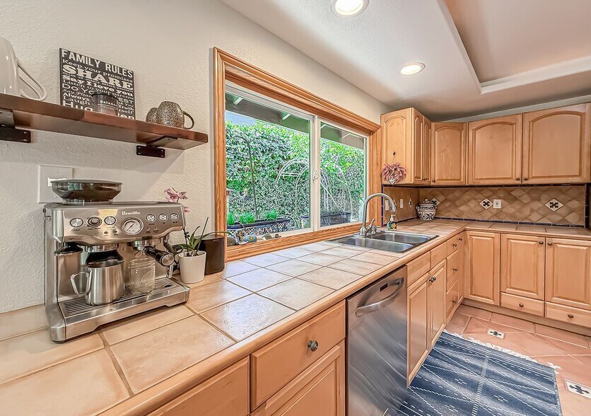 Building Photo - 2350 Leeward Cir