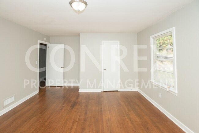 Building Photo - Home with Sunroom!