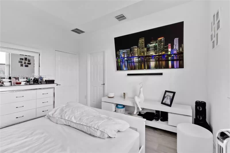 Building Photo - 3709 NE 4th St