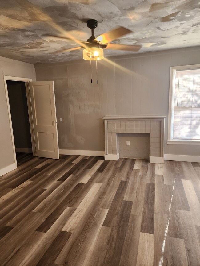 Building Photo - 2402 E Randolph Ave