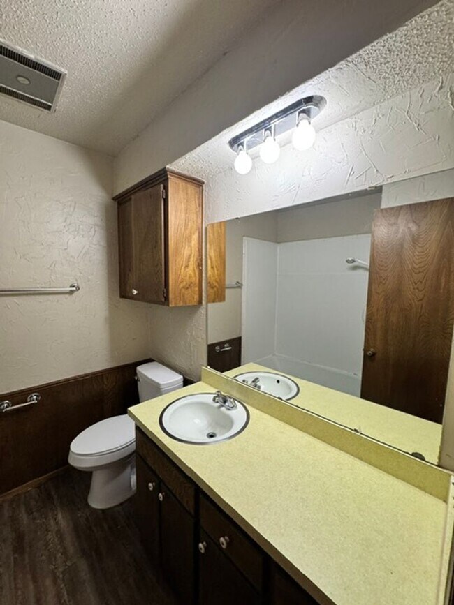 Building Photo - 2 Bedrooms, 1 1/2 baths and a 1 car garage duplex for rent in SW OKC near SW 89th and Penn!
