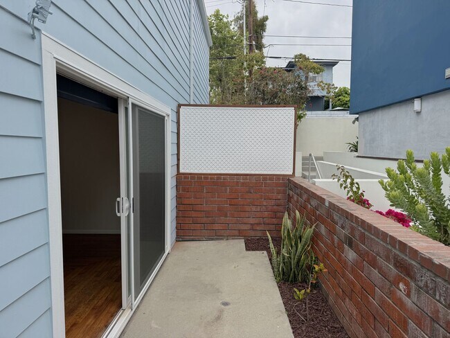 Building Photo - 2 + 2.5 Santa Monica Condo townhouse