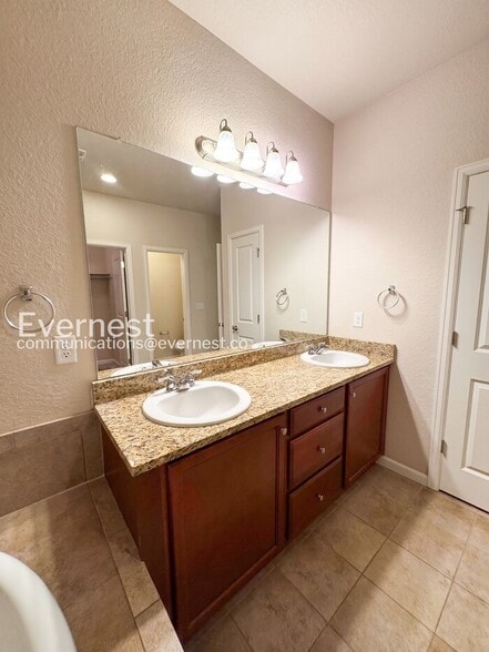 Building Photo - 9086 E Phillips Ln