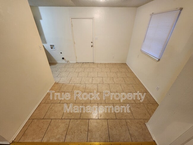 Building Photo - 805 Williams St