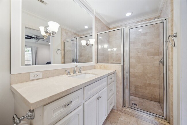 Building Photo - 3215 Castlewood St