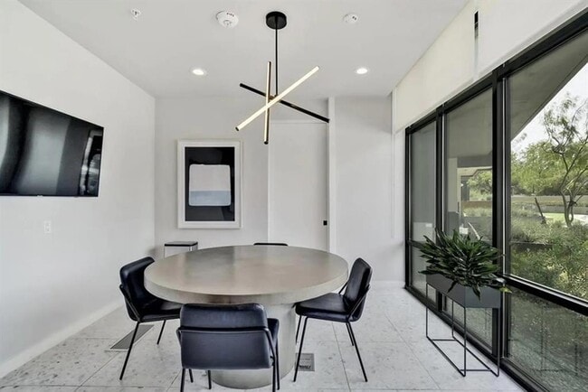 Building Photo - 800 Embassy Dr