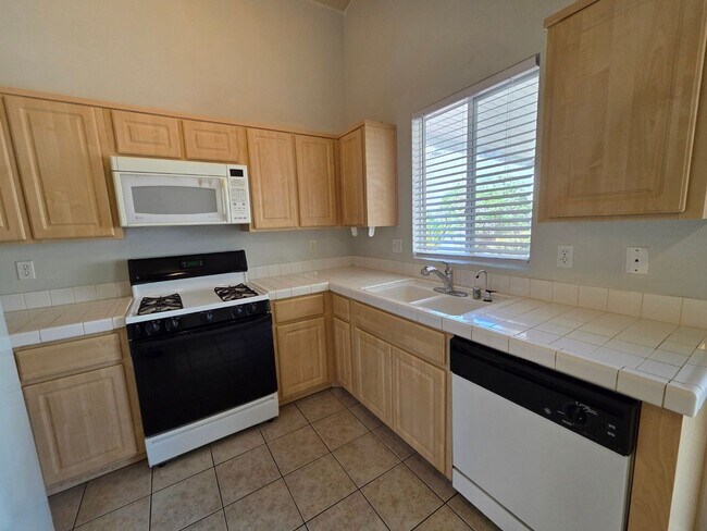 Building Photo - Cozy 3 Bedroom Single Story Home with a Den