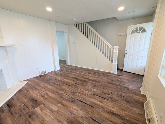 Building Photo - 2 Bedroom 1 Bathroom Right Side Duplex (Brookline)