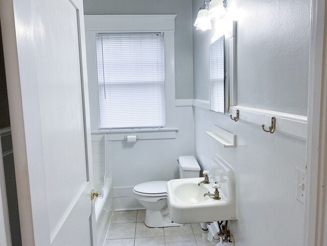 Building Photo - Beautiful 2 Bedroom home one block from ECU!