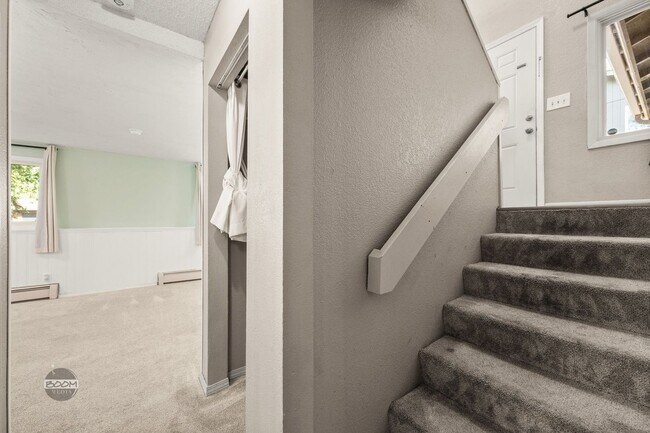 Building Photo - Bright Anchorage Home in Prime Location