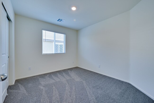 Building Photo - NW 3 Bedroom Townhouse!! Gated Community P...