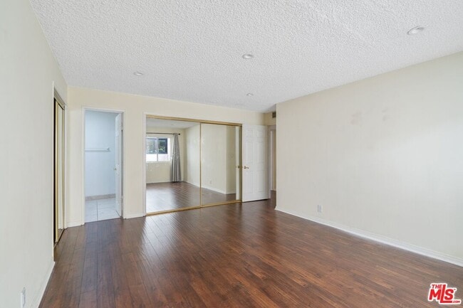 Building Photo - 328 S Elm Dr