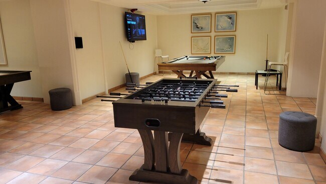 Building Photo - Seasonal/short term 3/2 renovated Ritz Carlton beauty with long water views