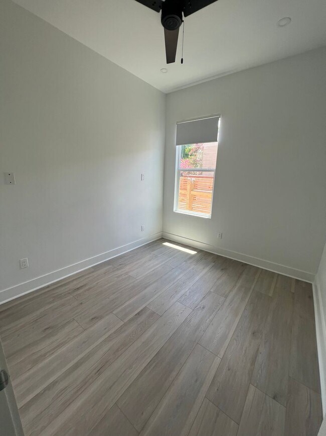 Building Photo - 5 BR House 1/2 block from Maple St - POOL! Text 510-631-1171