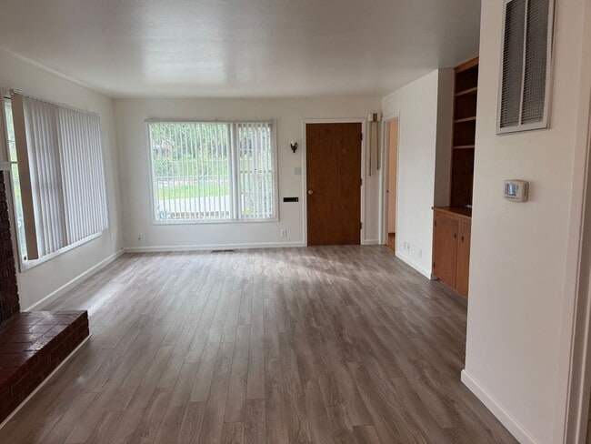 Building Photo - Charming 2-Bedroom Auburn Home with Beautiful Covered Patio!