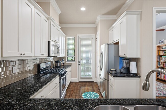 Building Photo - 1114 W 25th St