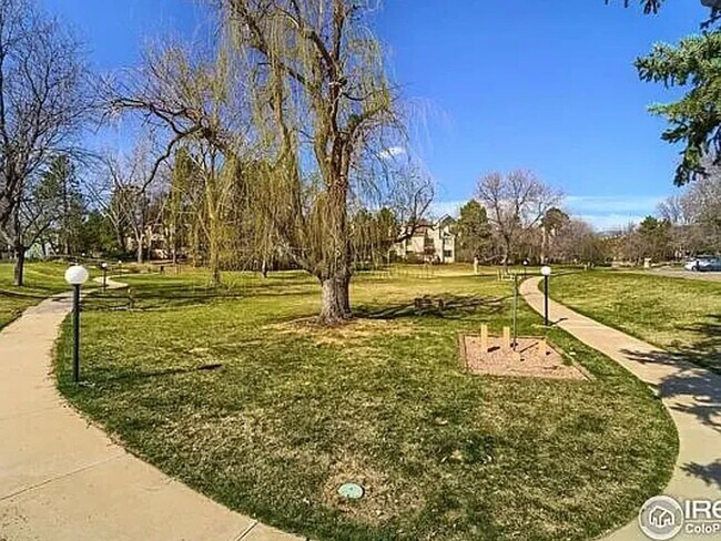 Building Photo - Updated Top-Floor Condo in Boulder’s Powde...